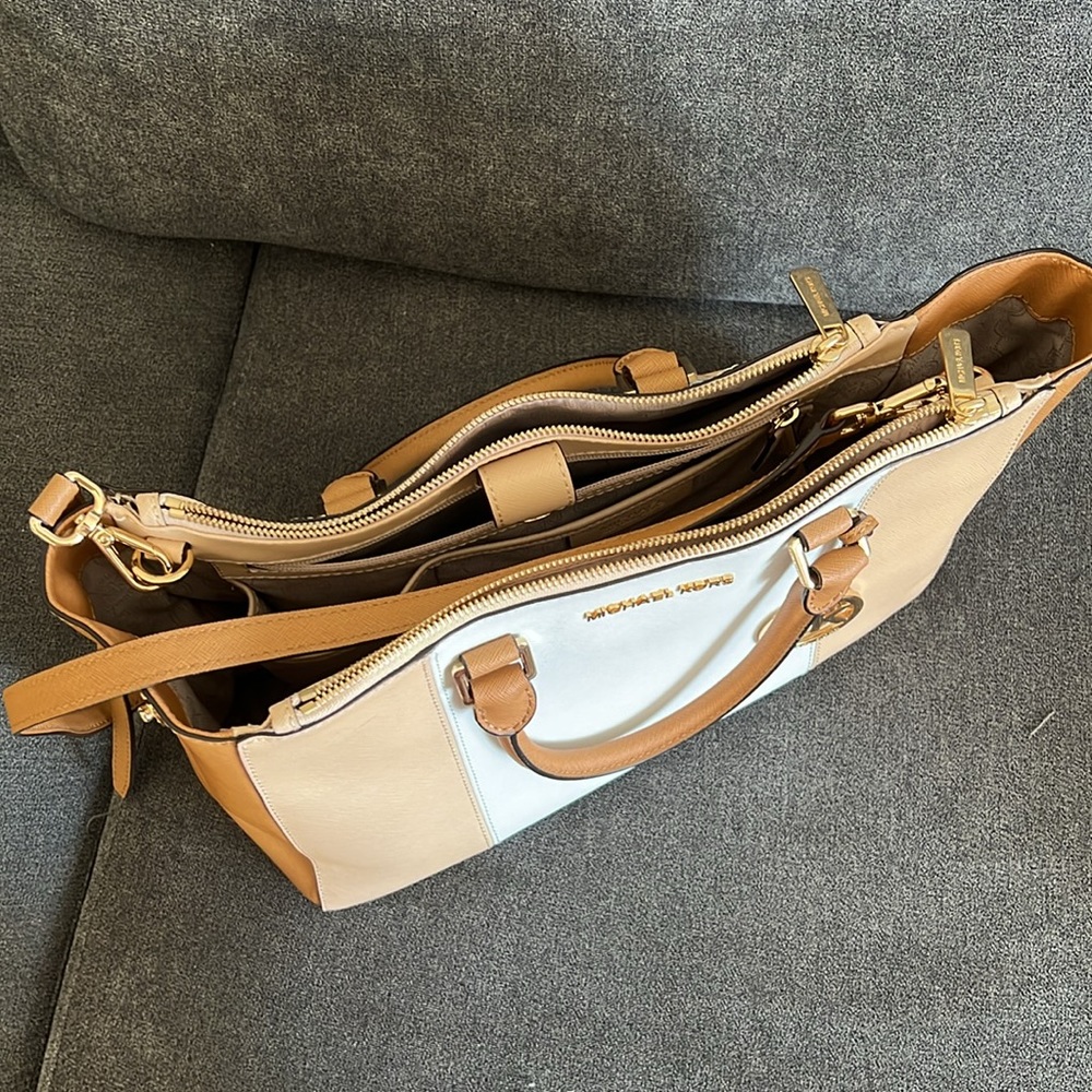 Michael kors purse - Picture 2 of 2